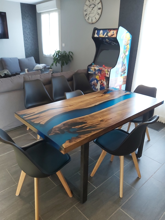 Table Noyer avec résine bleue scaled
