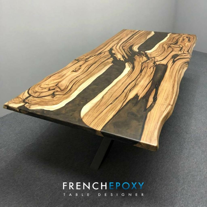 Table en noyer et resine epoxy bronze TM.NB .49.10
