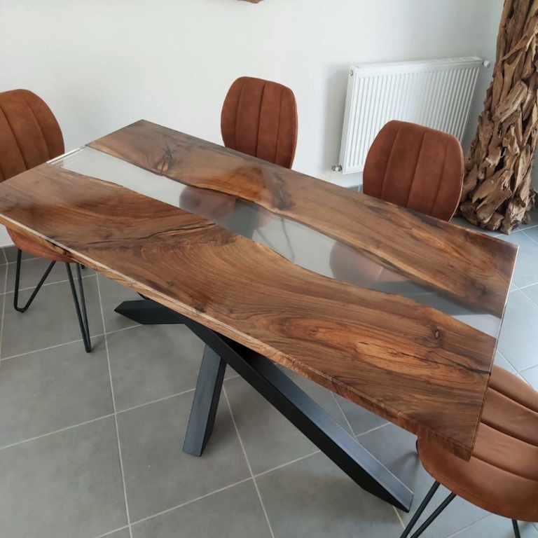table en resine epoxy. Table en Noyer et resine transparent.