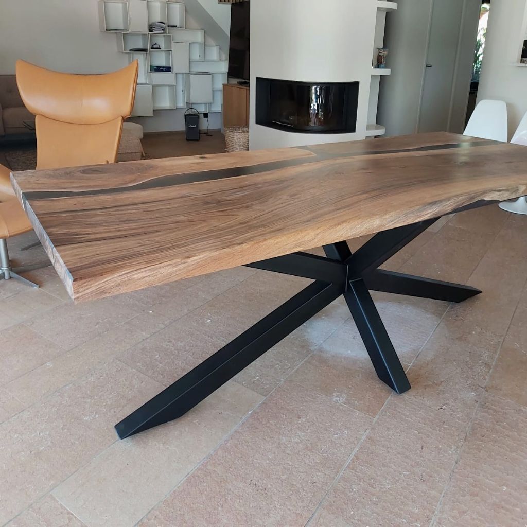 Table en resine epoxy. Table salle a manger en bois massif et resine epoxy.