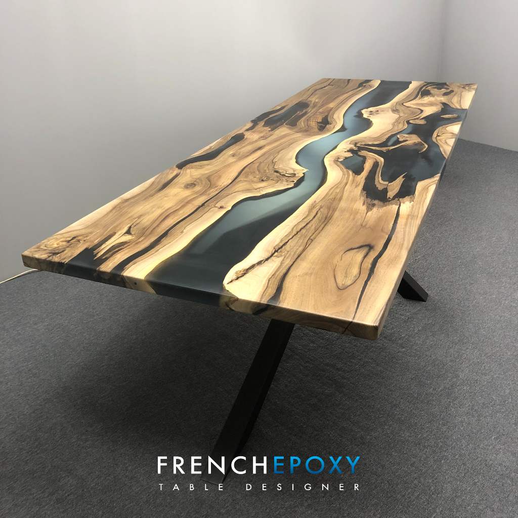 Table en bois noyer et resin noire TM.NB .30.3 Frenchepoxy 1