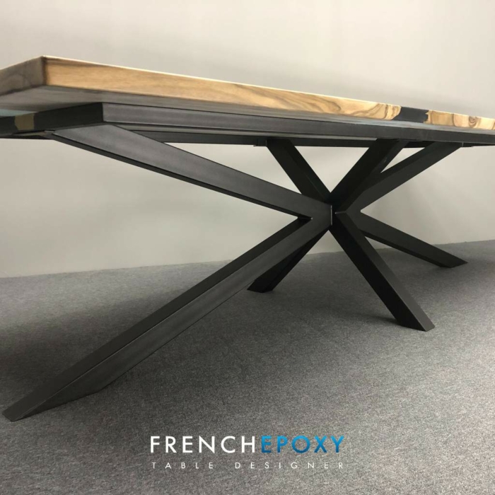 Table en bois noyer et resin noire TM.NB .30.4 Frenchepoxy 2
