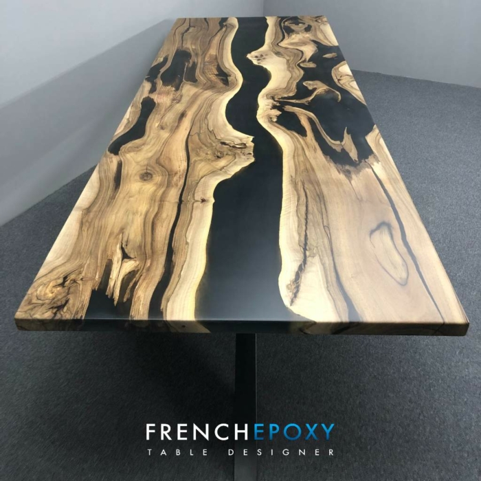 Table en bois noyer et resin noire TM.NB .30.5 Frenchepoxy 1