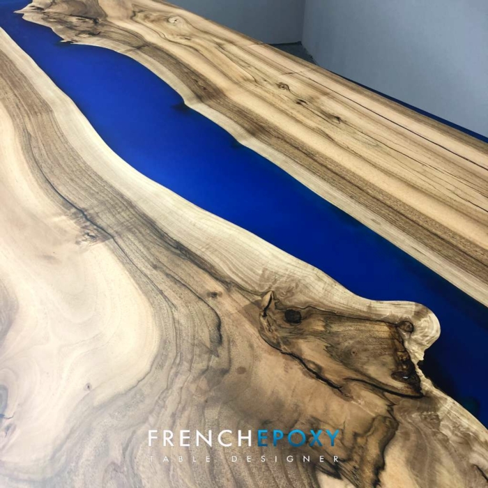 Table en bois noyer et resine bleue TM.NB .29.1 Frenchepoxy 1