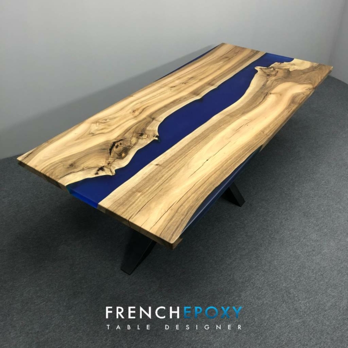 Table en bois noyer et resine bleue TM.NB .29.3 Frenchepoxy 1