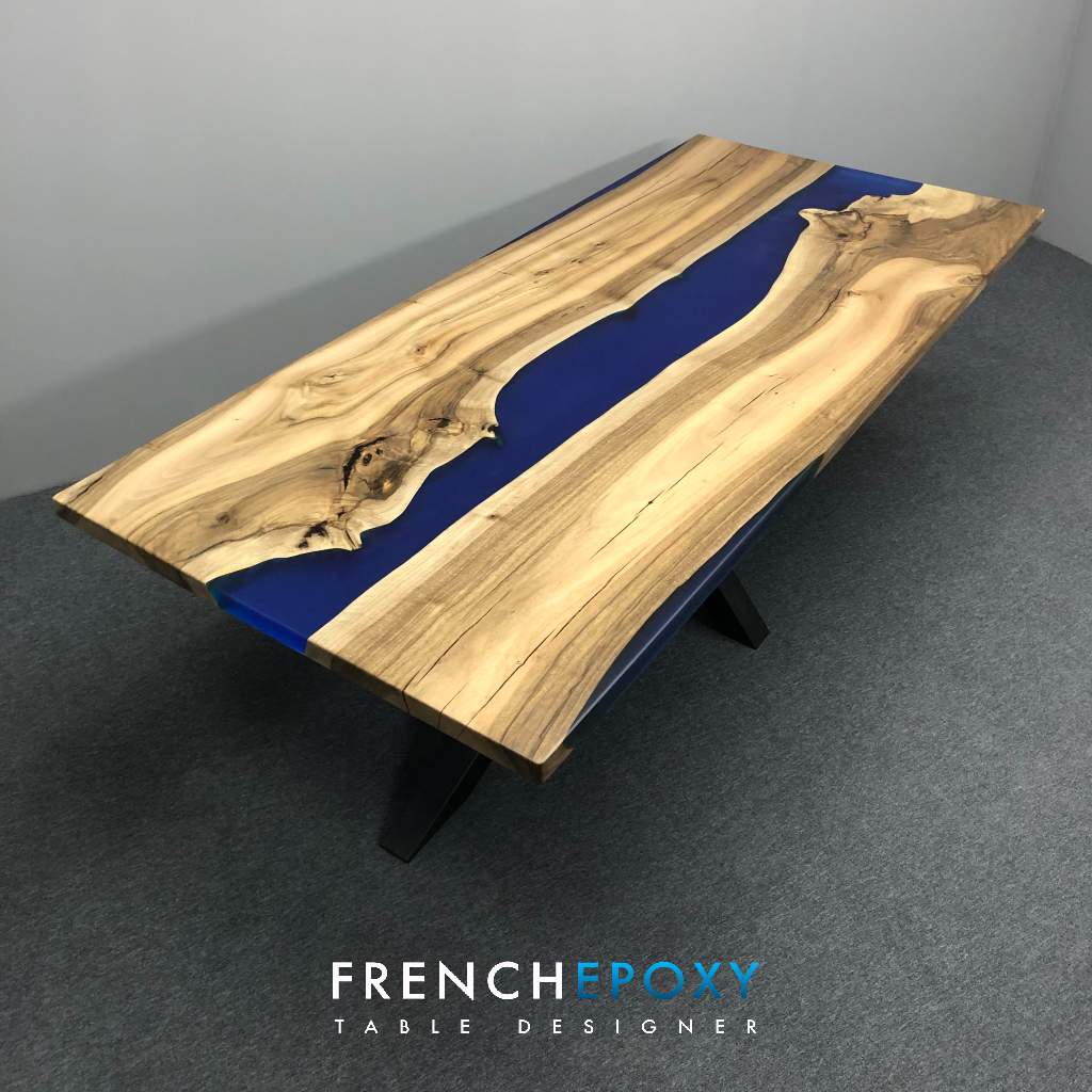 Table à manger en bois massif et époxy bleue FRENCH EPOXY