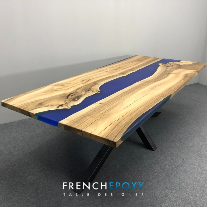 Table en bois noyer et resine bleue TM.NB .29.7 Frenchepoxy 1
