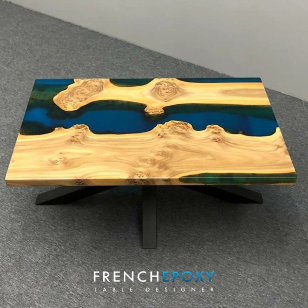 Table basse en résine Epoxy bleu et en bois d'orme