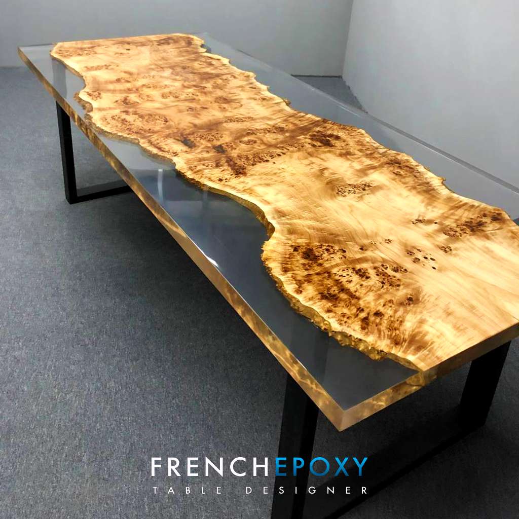 Table rivière en peuplier et résine Epoxy transparente