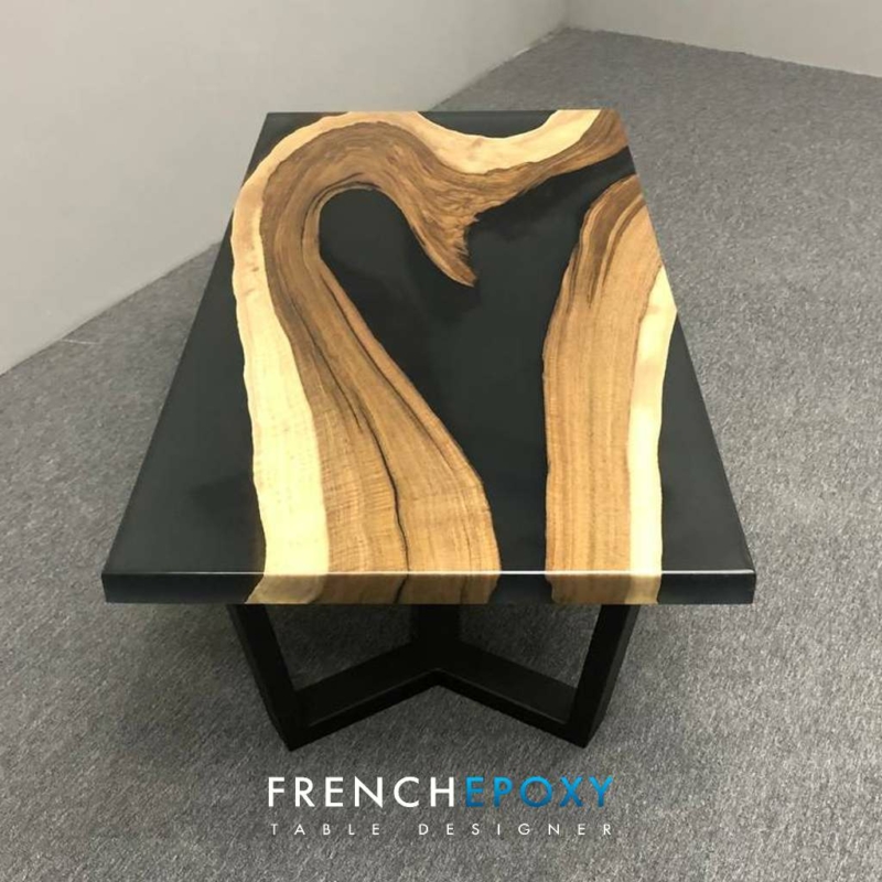 Table basse en Kossipo et résine epoxy 