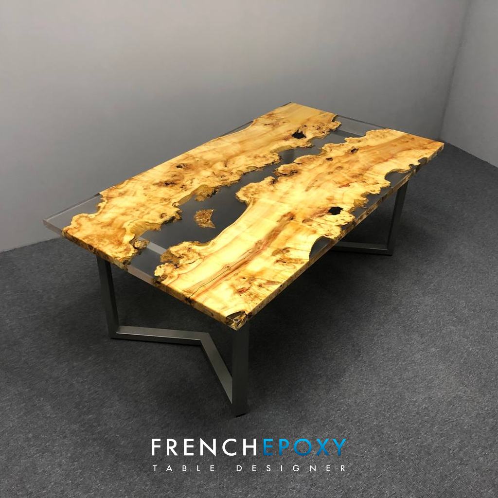 Table rivière en peuplier et résine Epoxy transparente