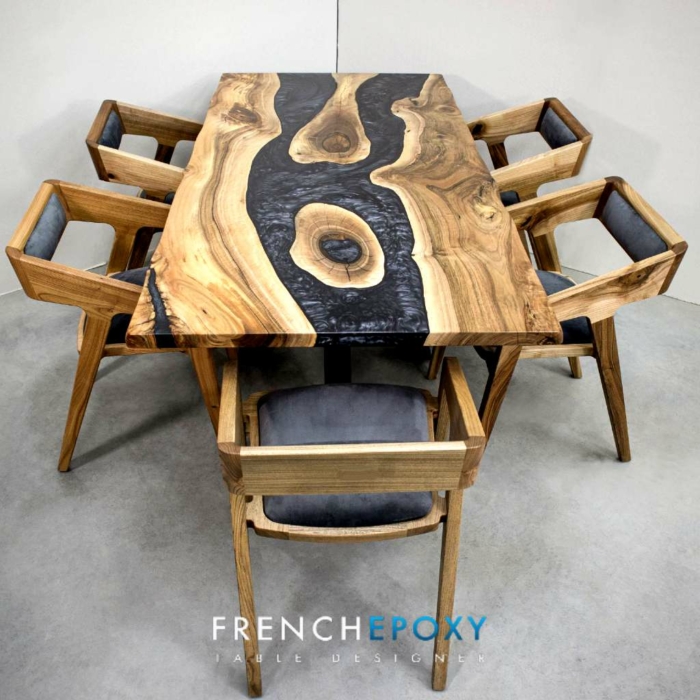 Table a manger en Noyer avec les chaises en bois et velours TM.NN .51.4jpg