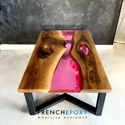 Table basse epoxy avec des petales rose TB.NR .10.3