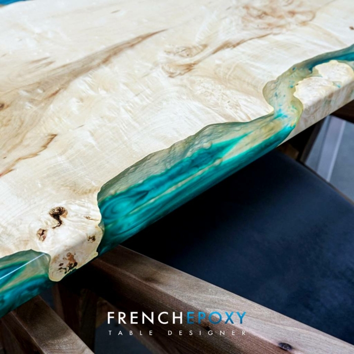 Table en bois et resine bleue nacree TM.EB .52.3