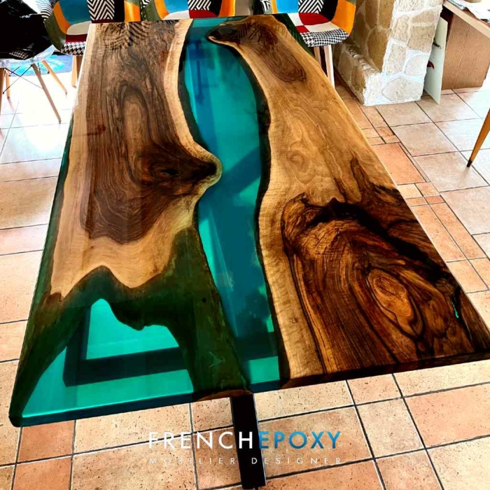 Table resine vert transparent en bois massif TM.NV .59