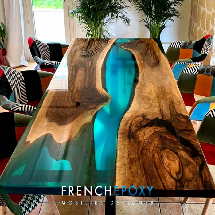 Table resine vert transparent en bois massif TM.NV .59.1