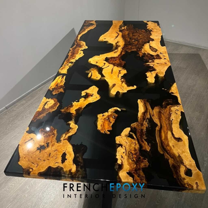 Table en olivier et resine epoxy noire transparente TM.ON .66.1