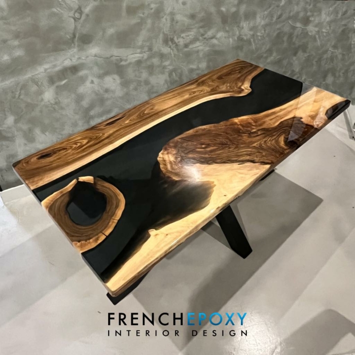 Table sur mesure en bois et résine époxy