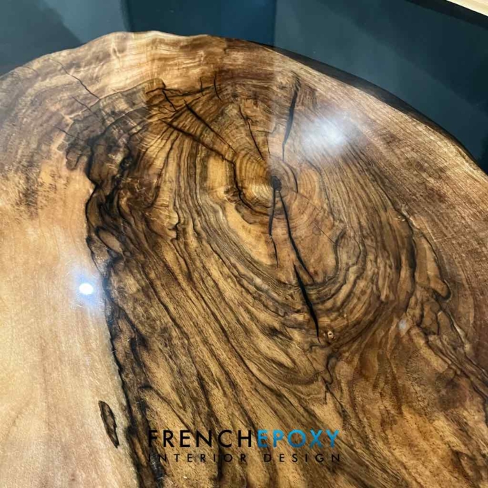 Table en bois et résine époxy noire transparente TM.NN .65.3