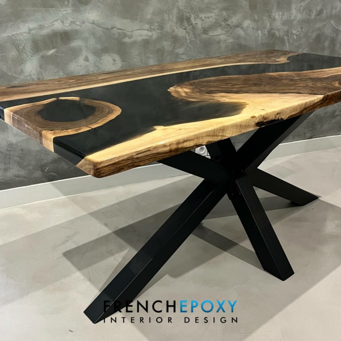 Table en bois et résine époxy noire transparente TM.NN .65.7