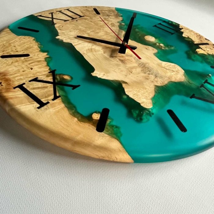 Horloge en resine et bois massif DH.OT .02.5