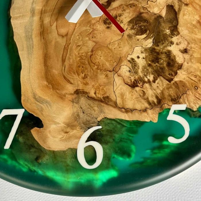 Horloge mural en resine epoxy verte DH.EV .03.3