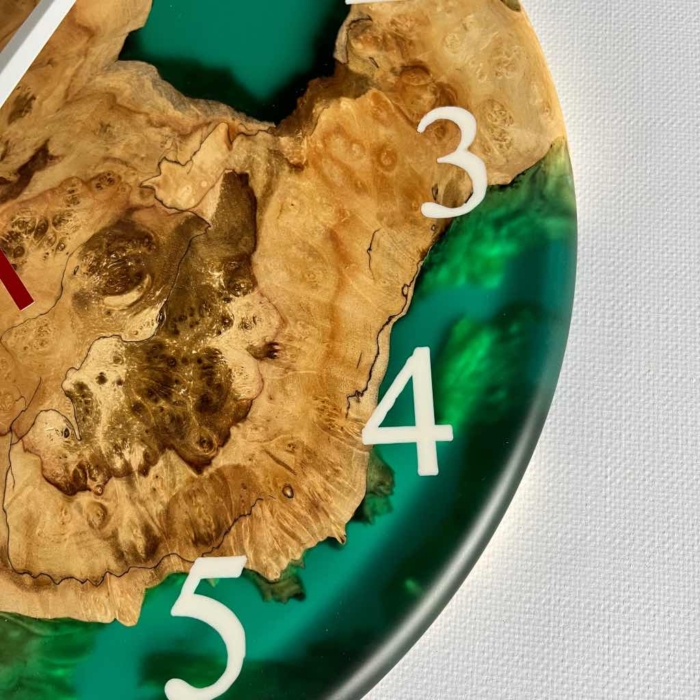 Horloge mural en resine epoxy verte DH.EV .03.4