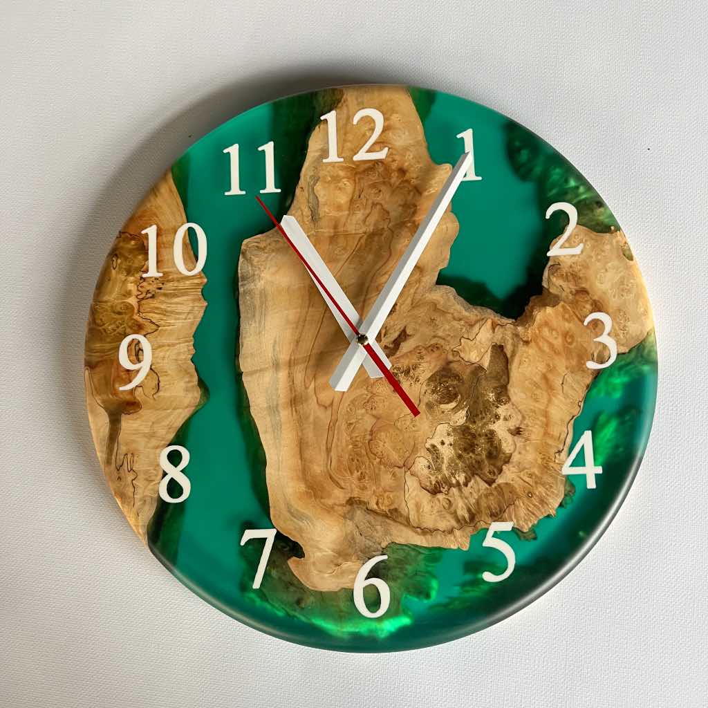 Horloge murale en résine époxy verte et bois massif