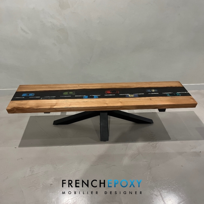 Table basse chêne résine epoxy transparent et inclusion de voitures