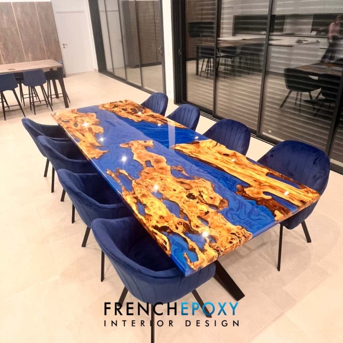Table en Olivier et résine epoxy bleue nacrée – Image 2