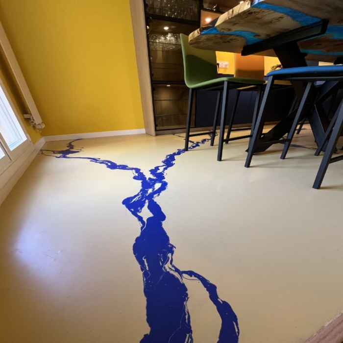 Revetement-de-sol-epoxy-sable-beige-et-bleu