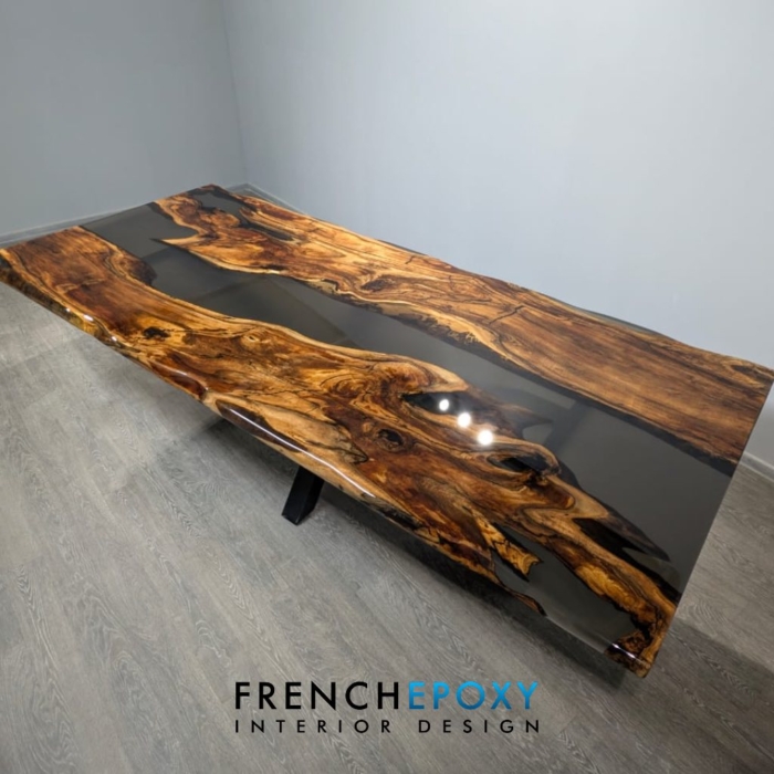 Table Rivière en Bois Massif et Résine Époxy Noire - Paris – Image 4
