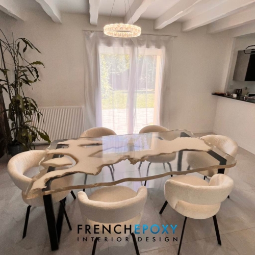 Table en bois massif blanc et résine epoxy transparente