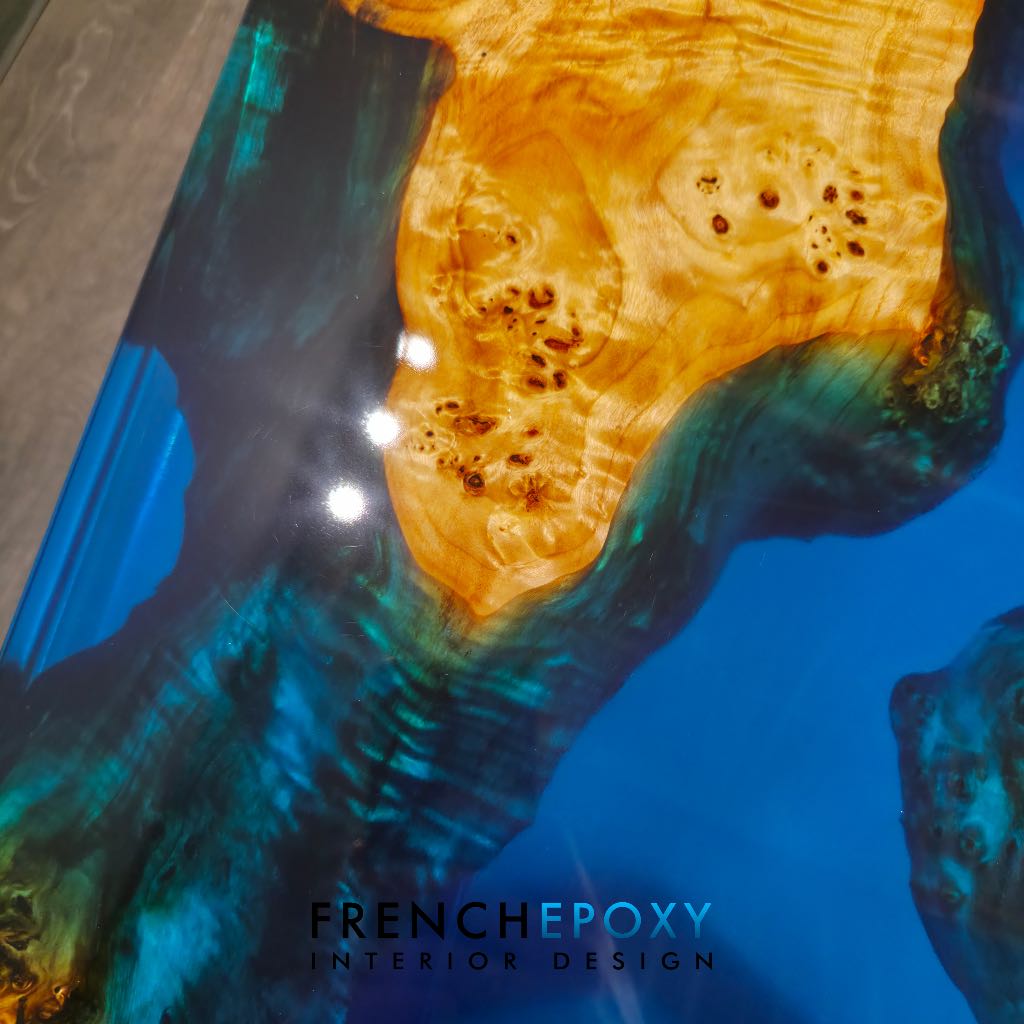 Table basse en résine époxy bleue et bois massif – boutique à Paris 3 Table basse en résine époxy bleue et bois massif – boutique à Paris – Image 3