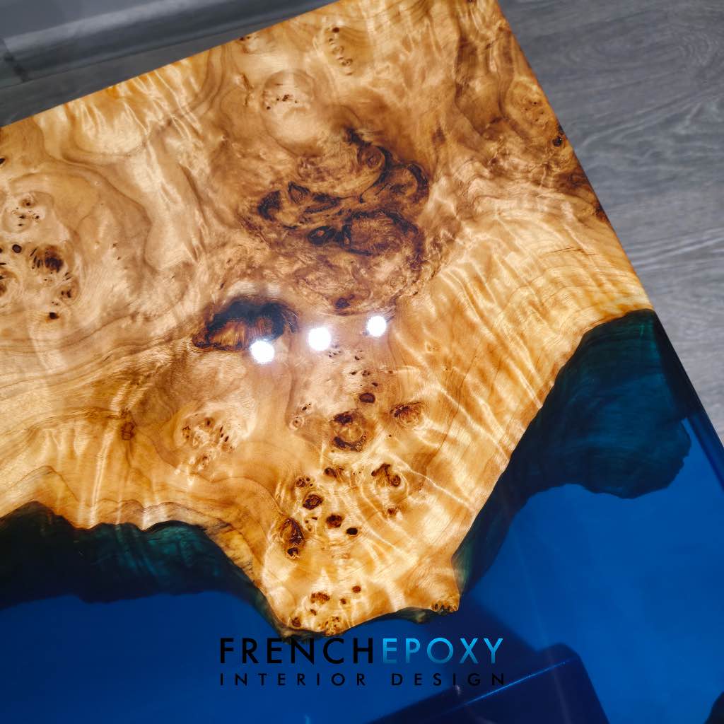 Table basse en résine époxy bleue et bois massif – boutique à Paris 4 Table basse en résine époxy bleue et bois massif – boutique à Paris – Image 4