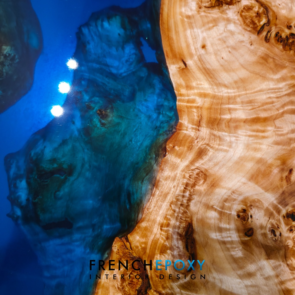 Table basse en résine époxy bleue et bois massif – boutique à Paris 2 Table basse en résine époxy bleue. Une pièce d’exception, sur mesure fabriquée en France. Livraison dans toute l'Europe. Boutique à Paris