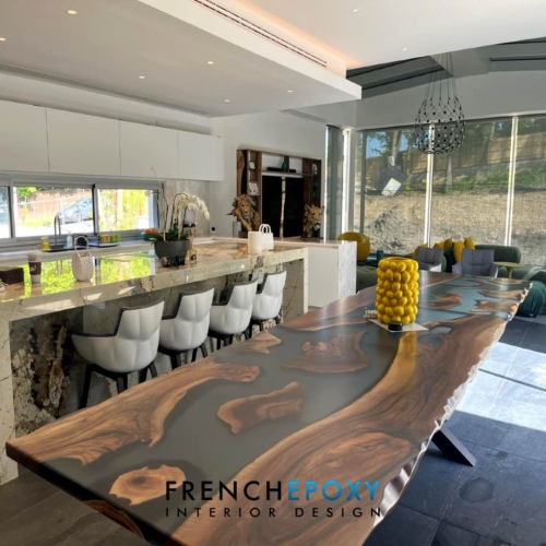 Table en bois massif et résine époxy noire