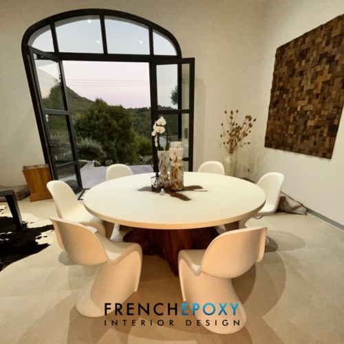 Table Ronde en Résine Époxy Blanche et Bois – Pied en Tronc d’Arbre | French Epoxy