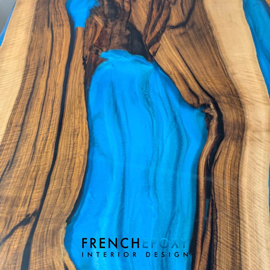 Table en résine époxy bleue & bois massif – Paris 4 Table en résine époxy bleue & bois massif – Paris – Image 4