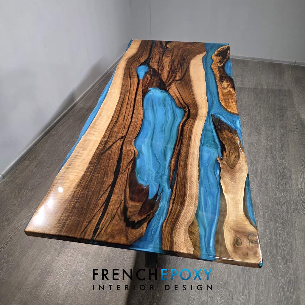 Table en résine époxy bleue & bois massif – Paris 3 Table en résine époxy bleue & bois massif – Paris – Image 3