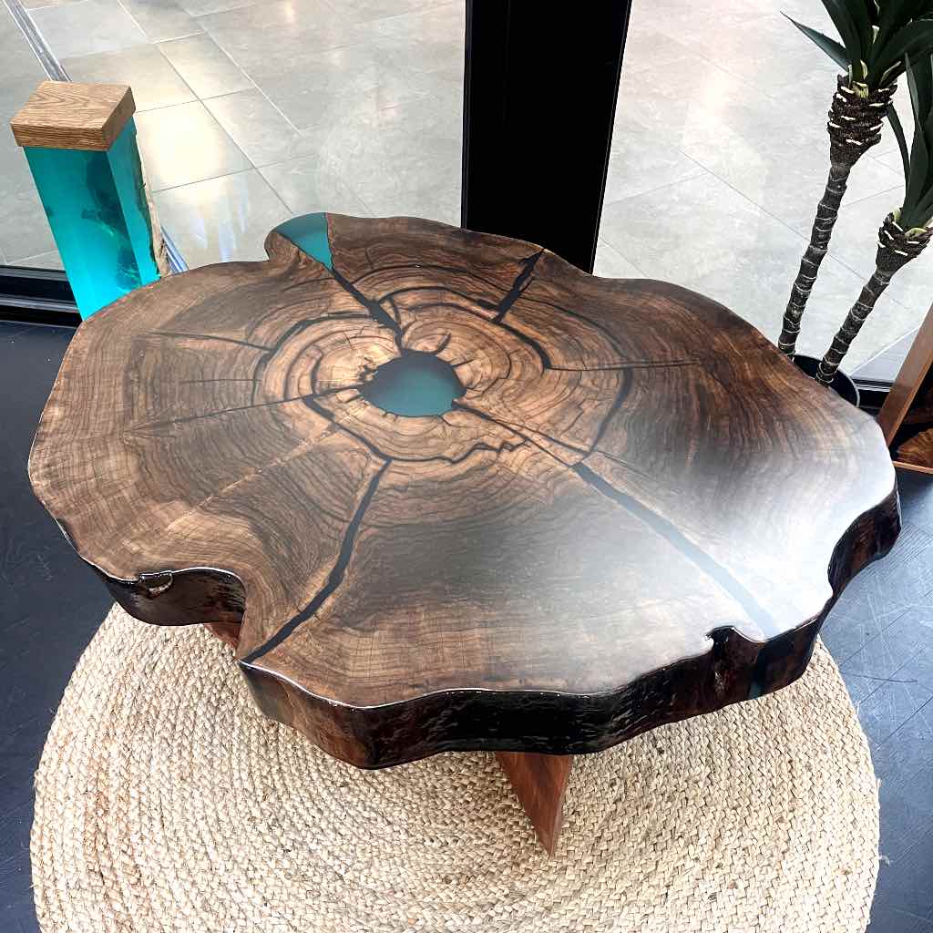 Table basse en résine époxy et bois massif – pièce unique sur mesure 2 Table basse en résine époxy et bois massif – pièce unique sur mesure – Image 2