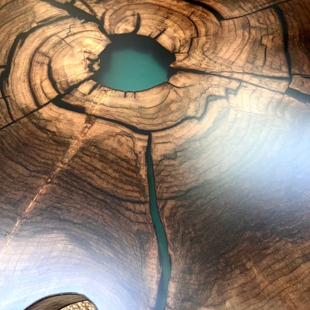Table basse en résine époxy et bois massif – pièce unique sur mesure 5 Table basse en résine époxy turquoise et bois massif noyer