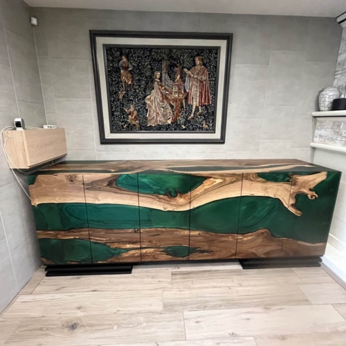 Buffet en bois massif de noyer et résine époxy verte nacrée, fabriqué artisanalement. Design haut de gamme avec pieds métal noir. Sur mesure – Paris