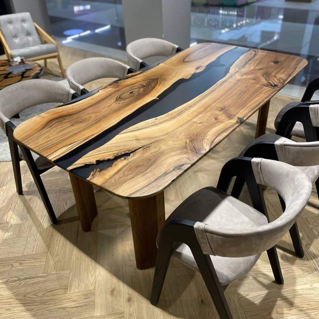 Table en résine epoxy noire et bois massif à Paris