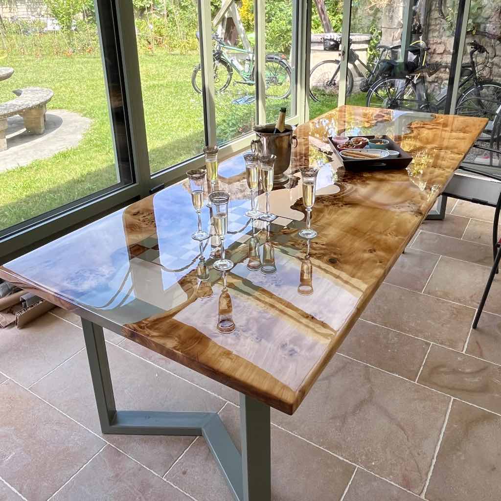 Table époxy avec échiquier intégré en bois massif | Table sur mesure – French Epoxy