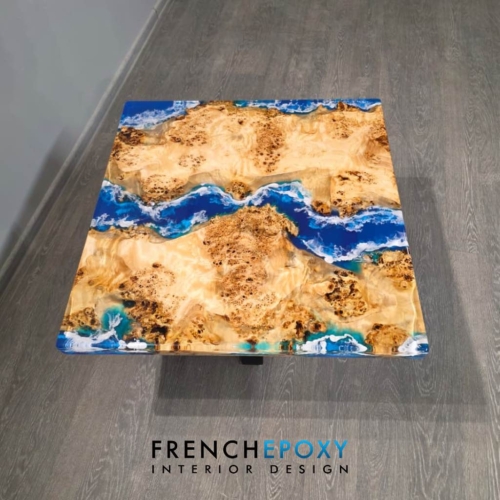 Table basse en peuplier et résine époxy effets vagues