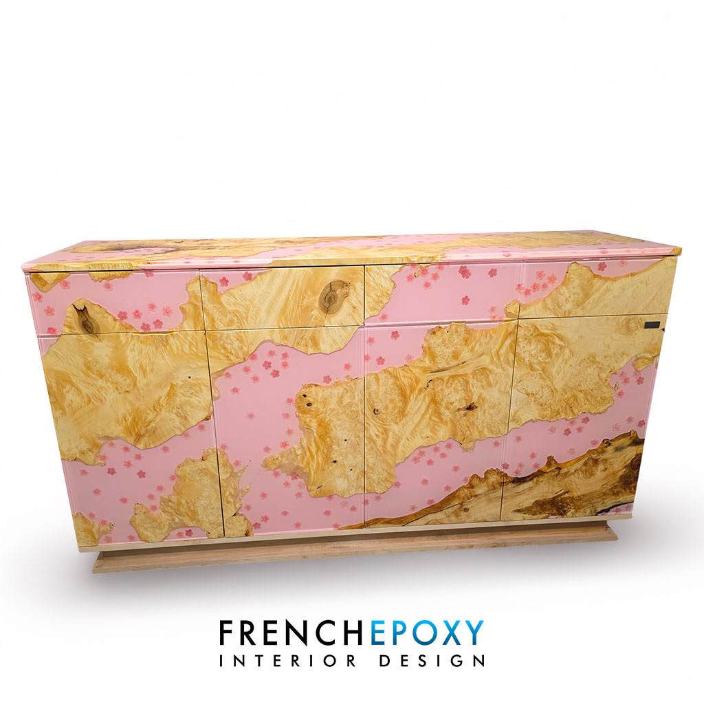 Buffet sur mesure en bois d’érable et résine époxy rose à motifs floraux – French Epoxy Interior Design